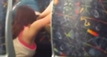 నల్లటి జుట్టు గల స్త్రీని అప్ రాస్తారు తెలుగు వీడియో కాల్ సెక్స్ మరియు ఇచ్చింది ప్రియుడు ఒక చేతితో అబ్బాయికి హస్త ప్రయోగం చేయడం జుట్టుతో పూకు